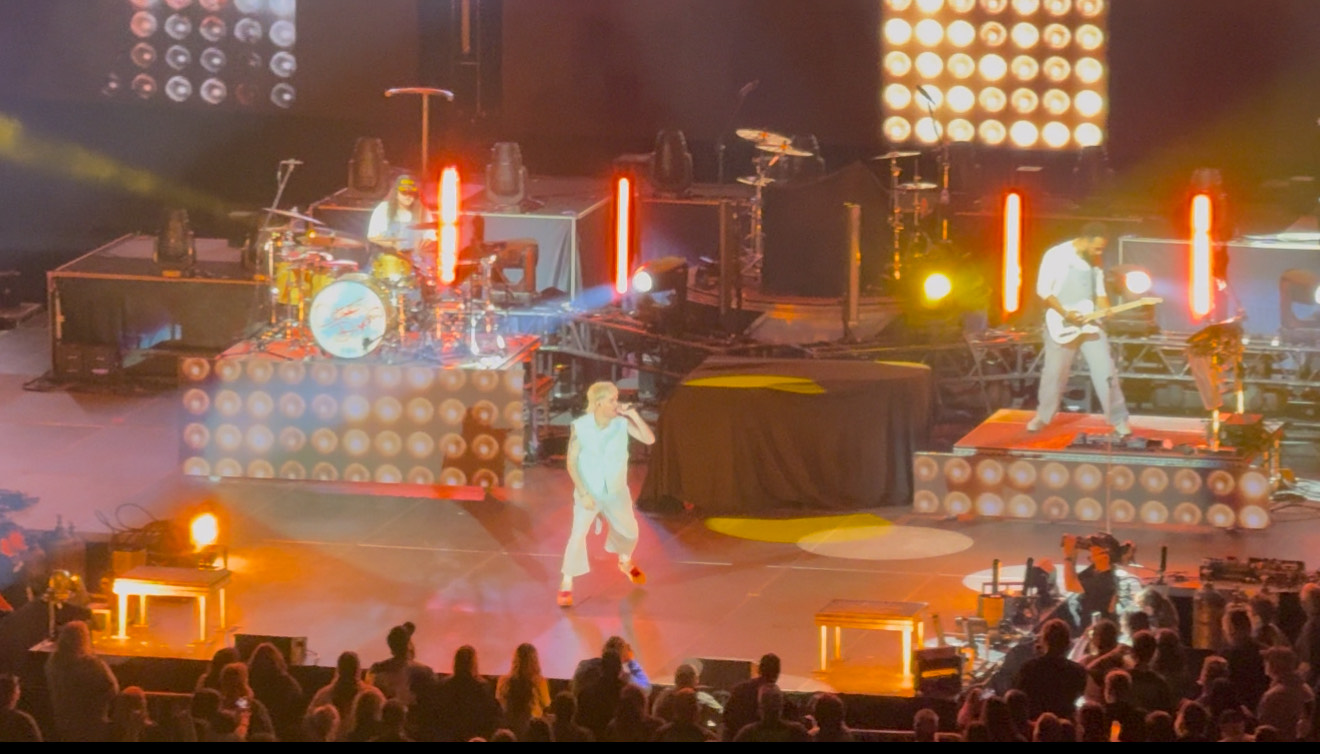Picture of Colton Dixon Performing